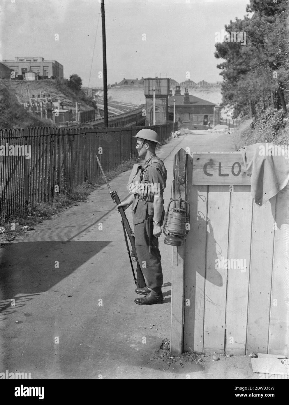 Guardia armata per la sala di controllo Southern Railway a Crayford , Kent . 1939 Foto Stock