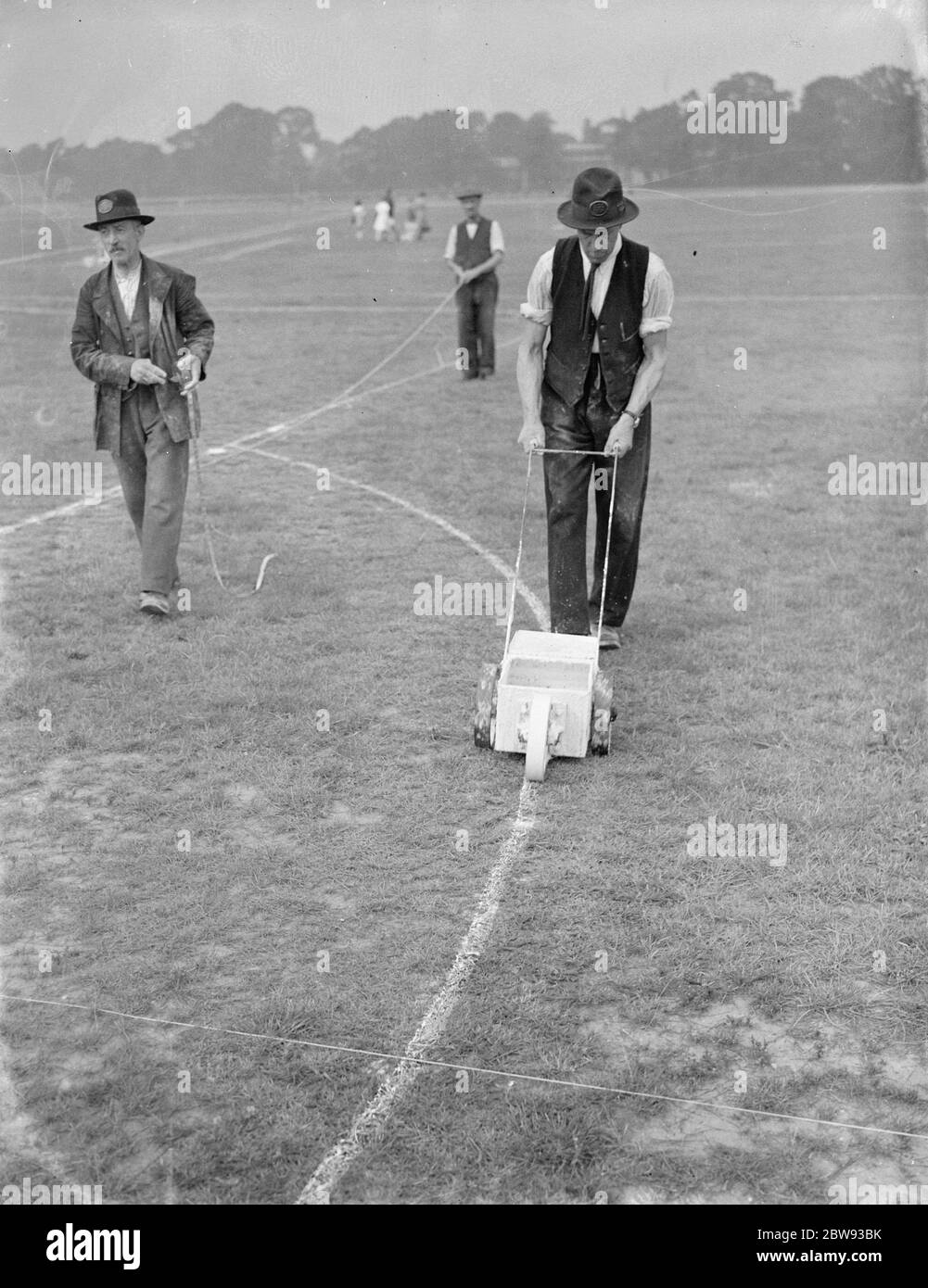Dipingere nuove marcature su un campo da calcio . 1939 Foto Stock