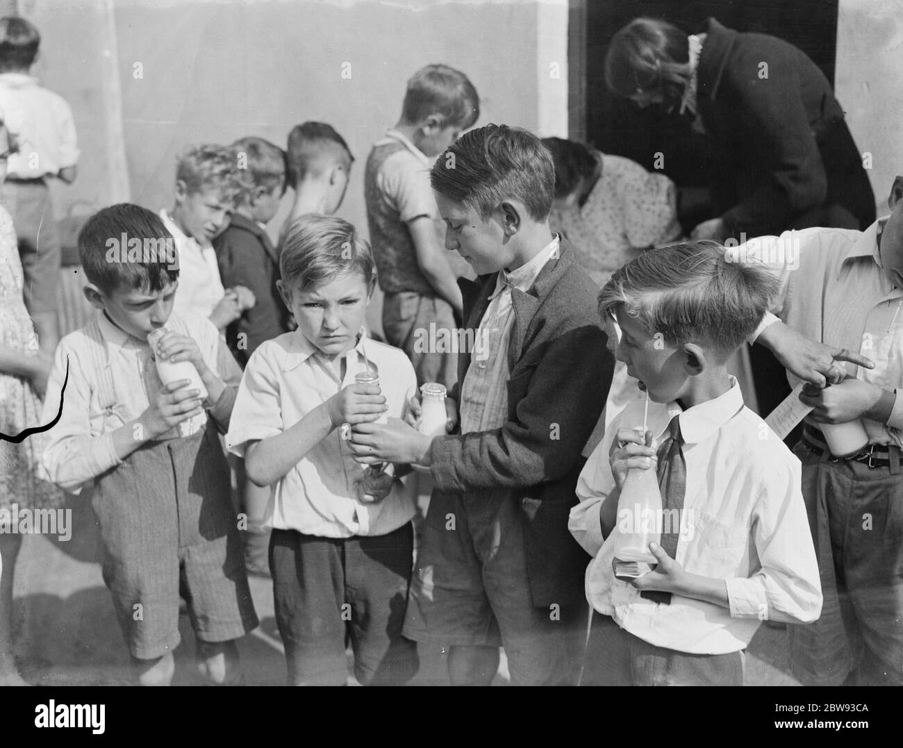 Latte gratuito per i bambini in vacanza a Crayford, Kent . I ragazzi sono forniti tutti. 1939 Foto Stock