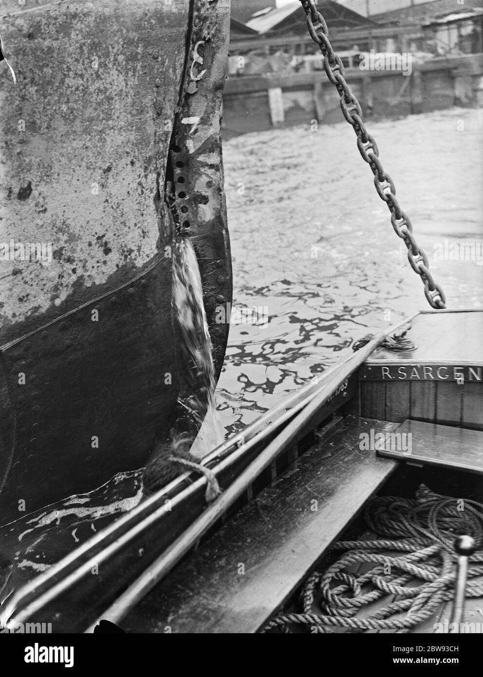 Il danno alla prow di' Daniel', una nave mercantile, in seguito ad una collisione con il TUG', Gusty', sul fiume Tamigi a Greenwich, Londra. 1939 Foto Stock