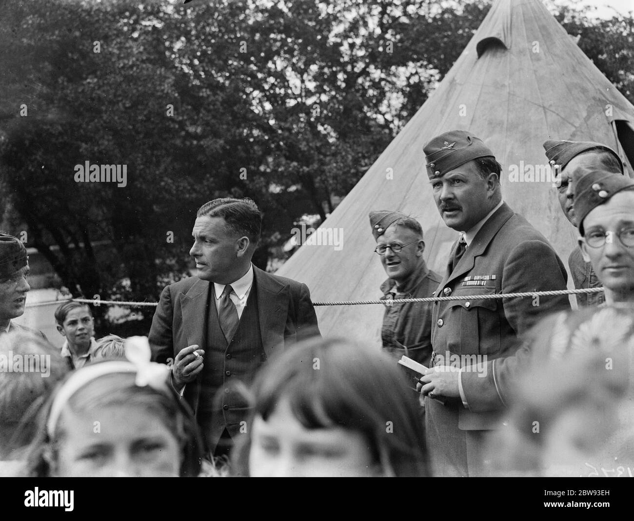 Sir Michael Bruce nel luogo dove è esploso un pallone di sbarramento . 1939 Foto Stock