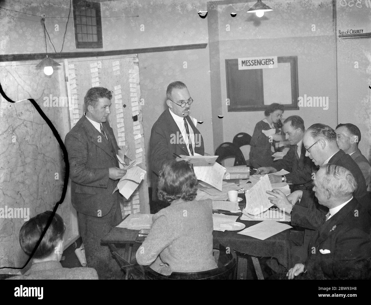 La sede ARP (Air RAID Precauzioni ) a Dartford, Kent . Captain Spencer Tucker organizzando le truppe . 1939 Foto Stock
