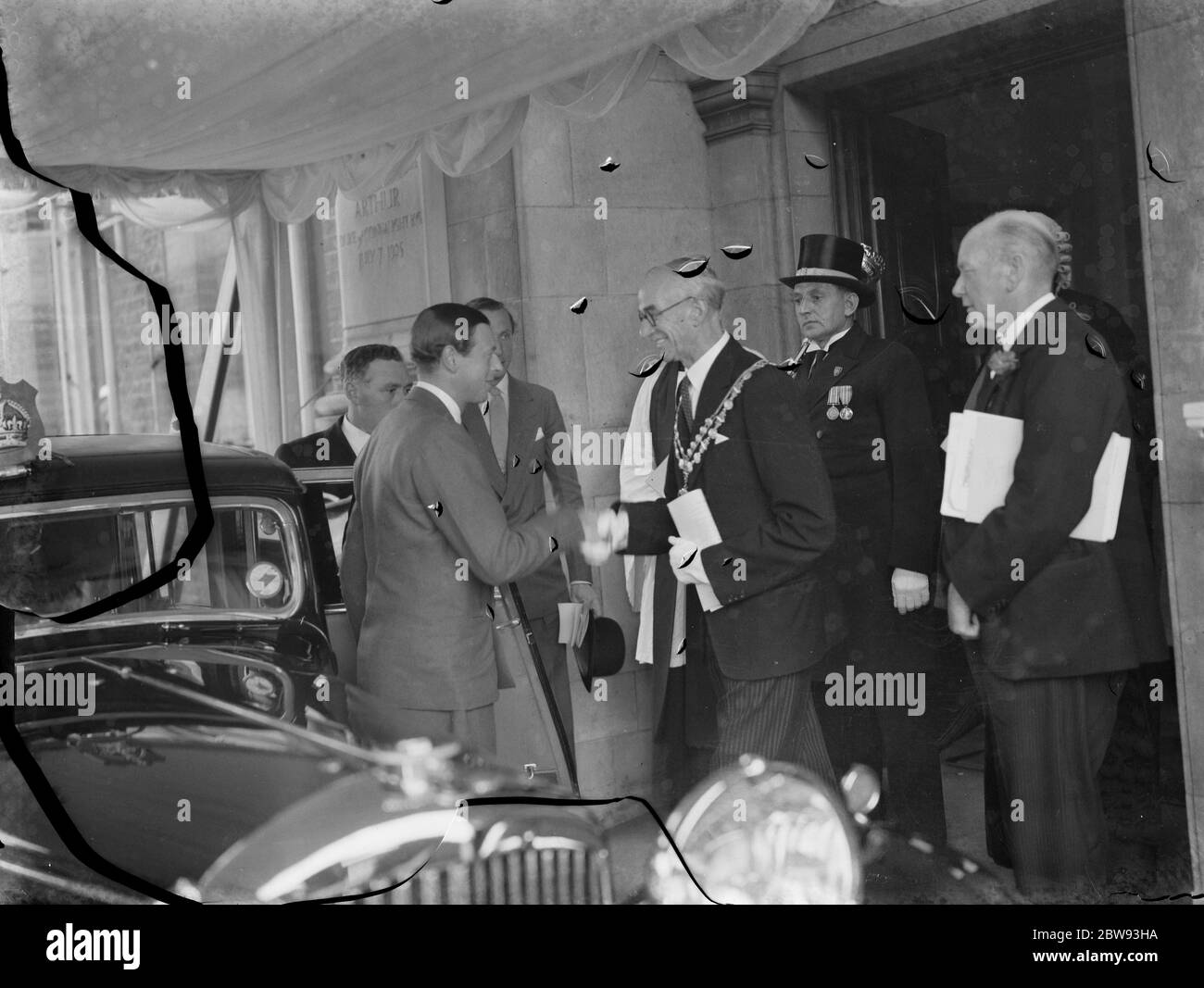 Il Principe Giorgio , il Duca di Kent (a sinistra) , visita la nuova casa di infermiera al Memorial Hospital di Woolwich , Londra . Qui il Consigliere T Watt JP , Sindaco di Woolwich , accoglie il Duca con una stretta di mano . 1939 Foto Stock
