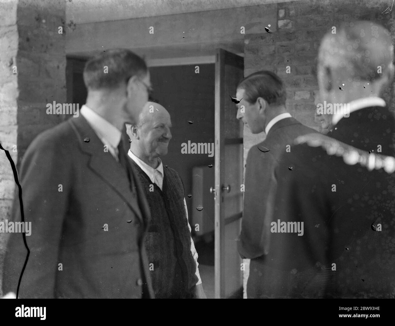 Il Principe George , il Duca di Kent , in visita alla nuova casa di infermiera del Memorial Hospital di Woolwich , Londra . Qui il Duca viene mostrato intorno ai motivi dal Consigliere T Watt JP , il Sindaco di Woolwich . 1939 Foto Stock