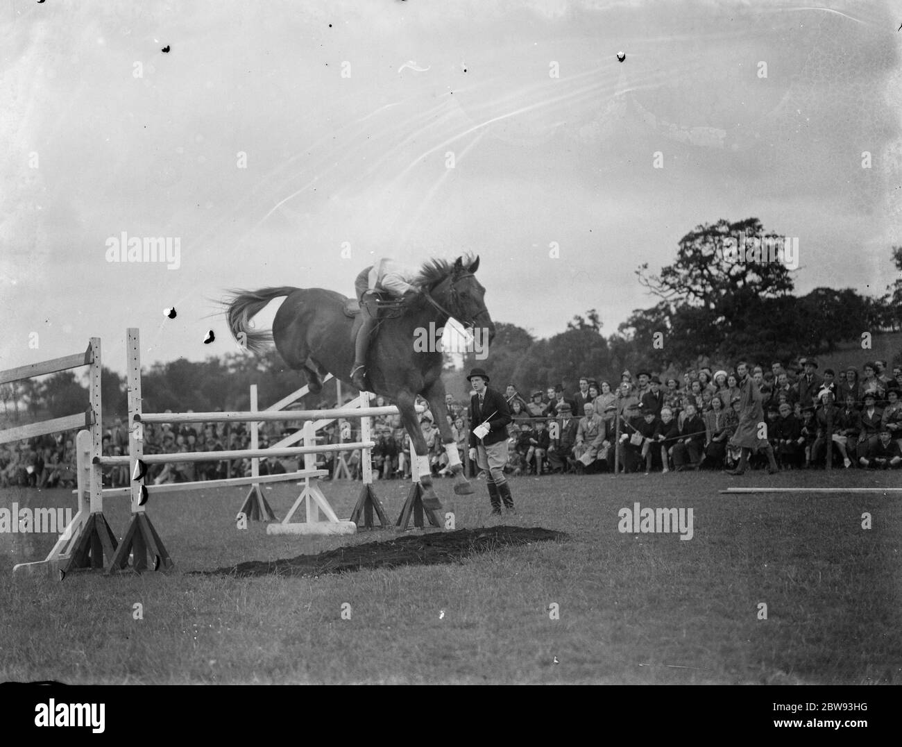 Salto a cavallo al Gala di Bexleyheath nel Kent . Un concorrente fa un salto . 1939 Foto Stock