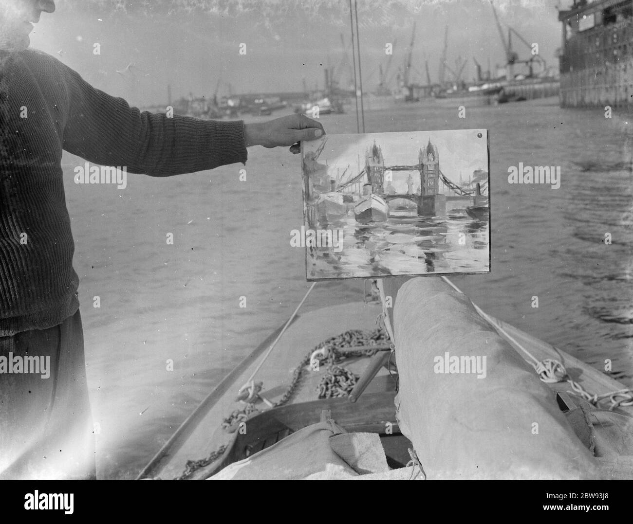 Un pittore lettone è di navigare in America . Qui mostra uno dei suoi dipinti che è di Tower Bridge . 1939 Foto Stock