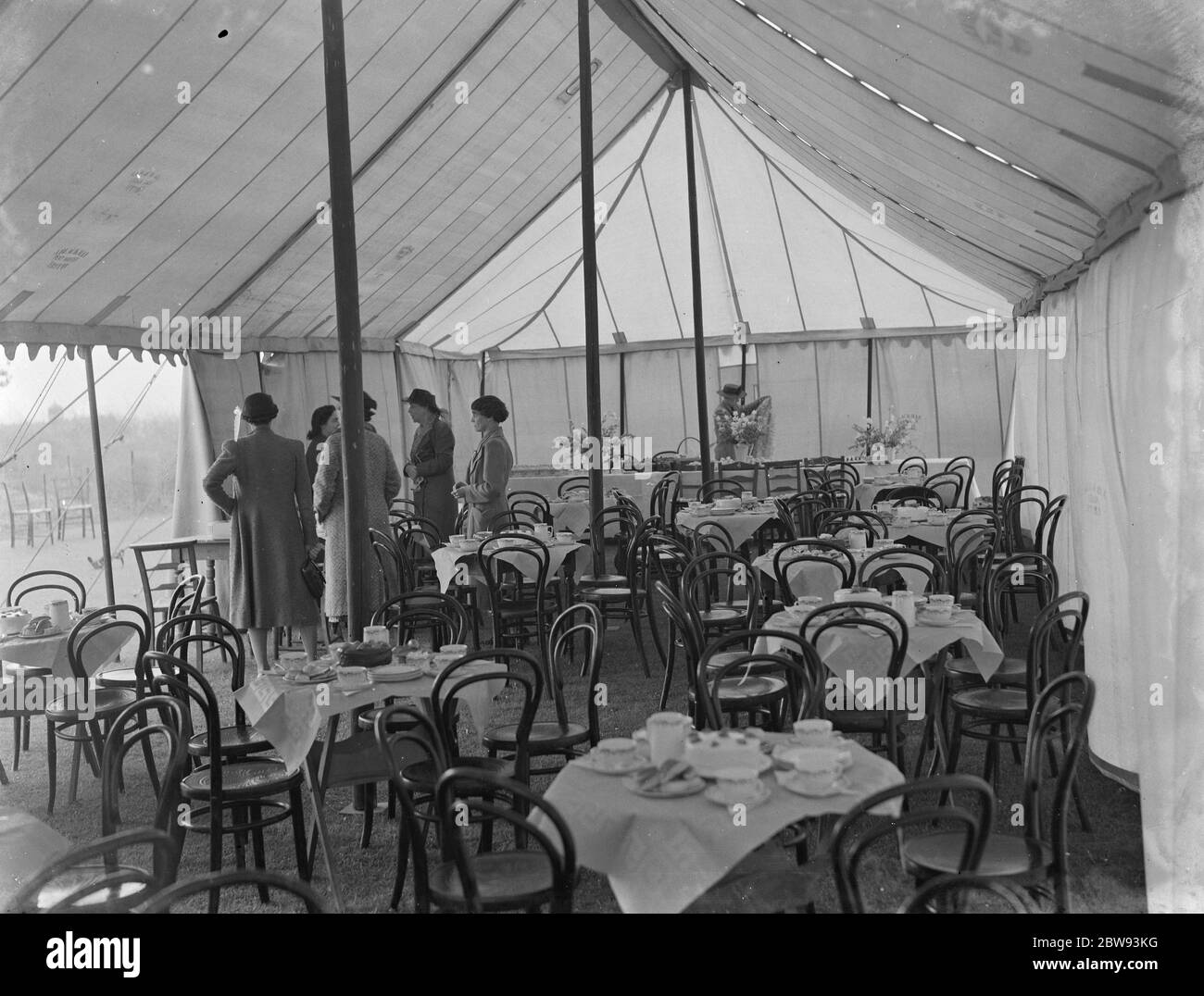 La beneficenza Lifeboat Fete a Scadbury , Kent . Una vista interna della tenda da tè. 1939 Foto Stock
