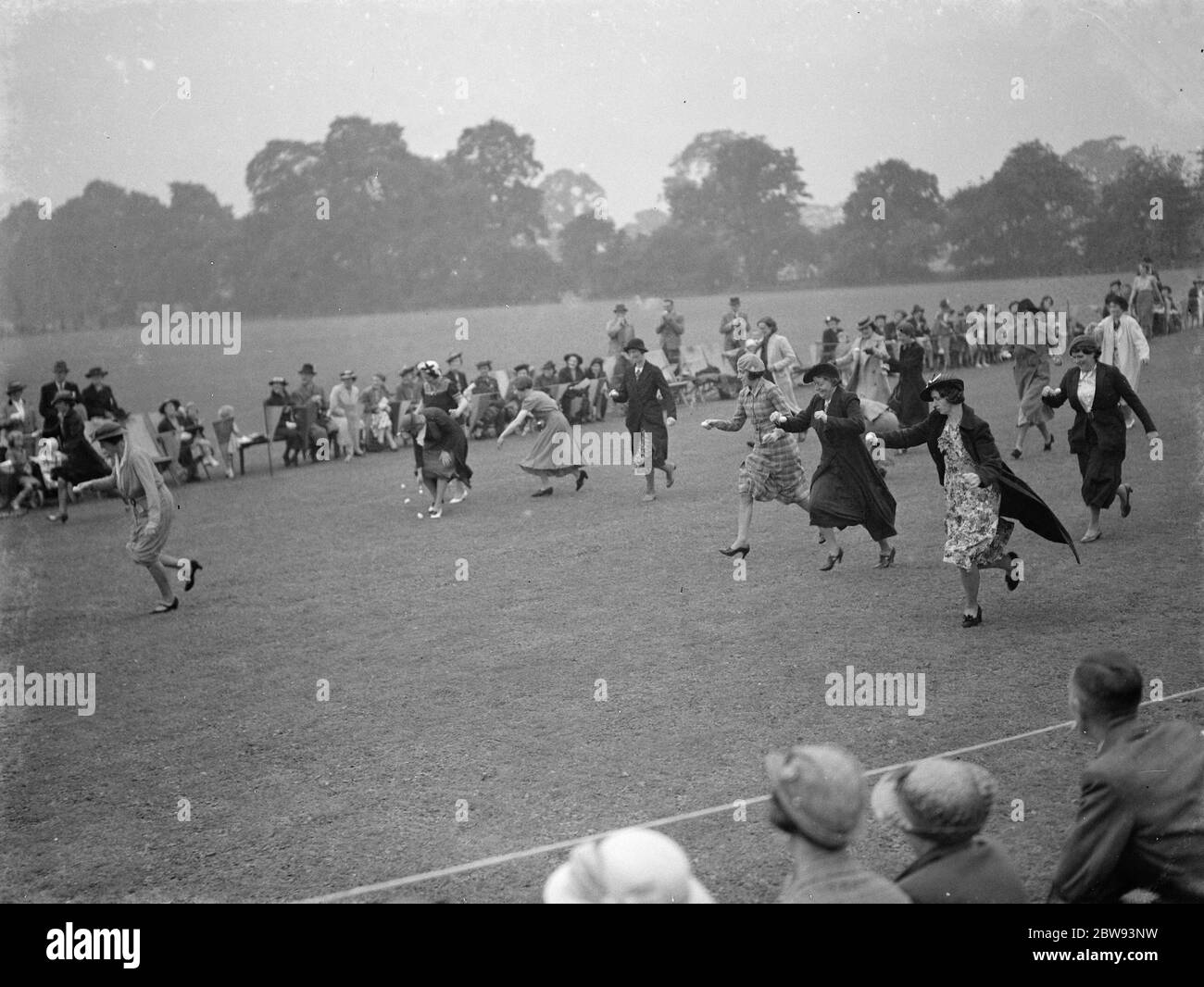Giornata sportiva alla Hillside School di Eltham , Kent . Le mamme gareggano. 1939 Foto Stock