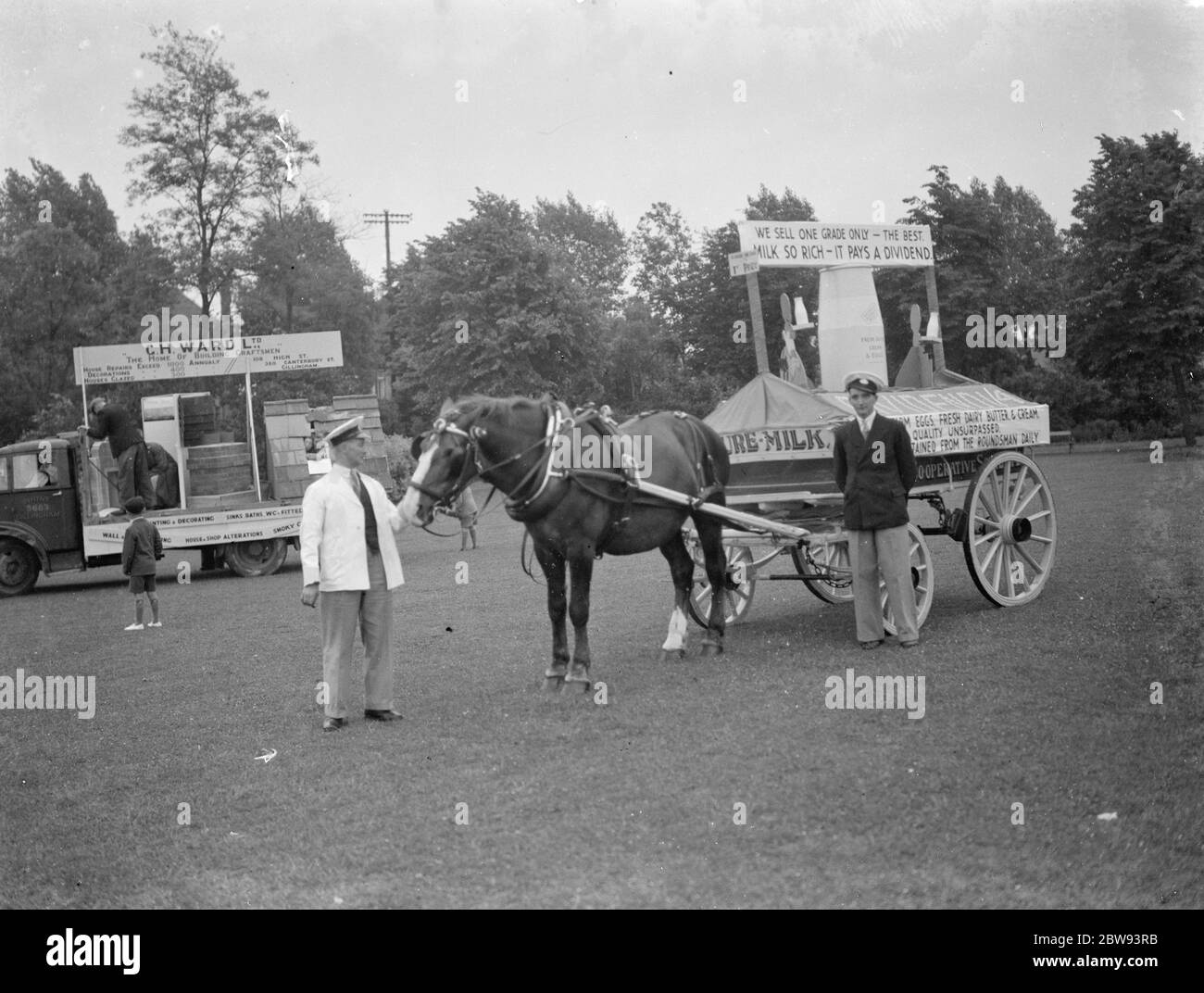 Il Carnevale di Gillingham nel Kent . Un galleggiante per il latte del gruppo cooperativo , una società cooperativa all'ingrosso (CWS). 1939 Foto Stock