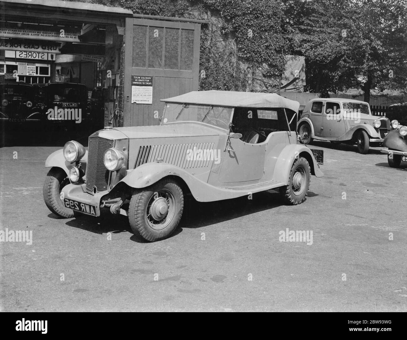 Automobili fuori del garage Western Motor Works a Chislehurst , Kent . 1939 . Foto Stock