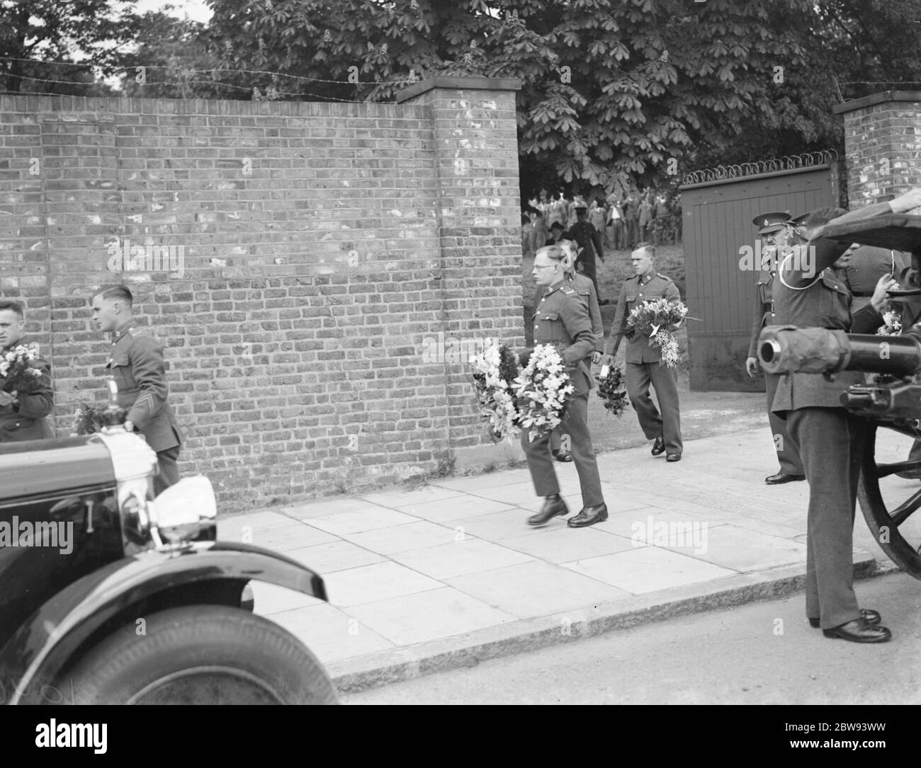 Una processione funeraria militare a Woolwich , Londra . Uno spray floreale è portato da personale militare . 23 maggio 1939 Foto Stock