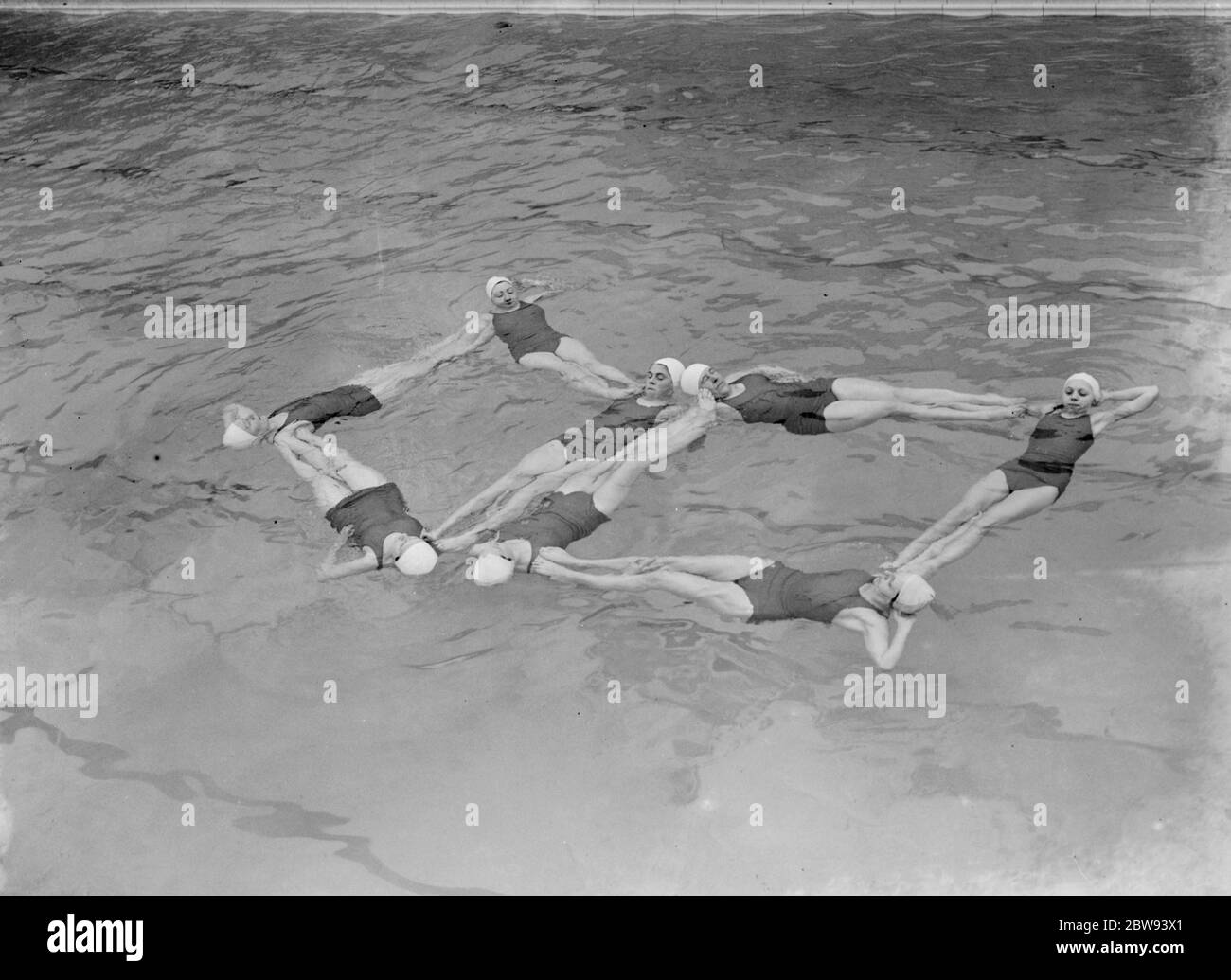 Un gruppo di nuoto sincronizzato esegue un'esposizione galleggiante all'apertura per i nuovi bagni di Crayford , Kent . 1939. Foto Stock