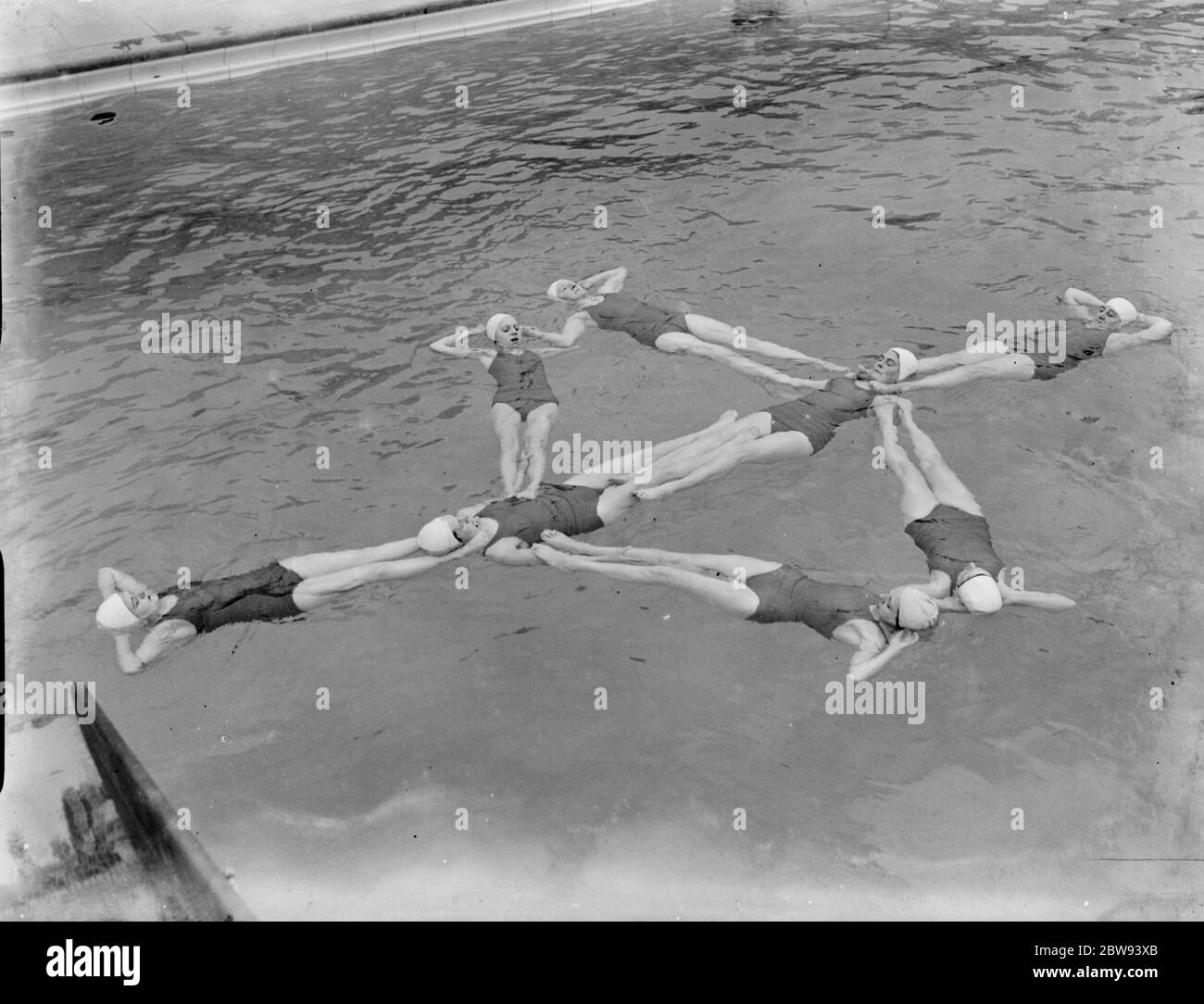 Un gruppo di nuoto sincronizzato esegue un'esposizione galleggiante all'apertura per i nuovi bagni di Crayford , Kent . 1939. Foto Stock