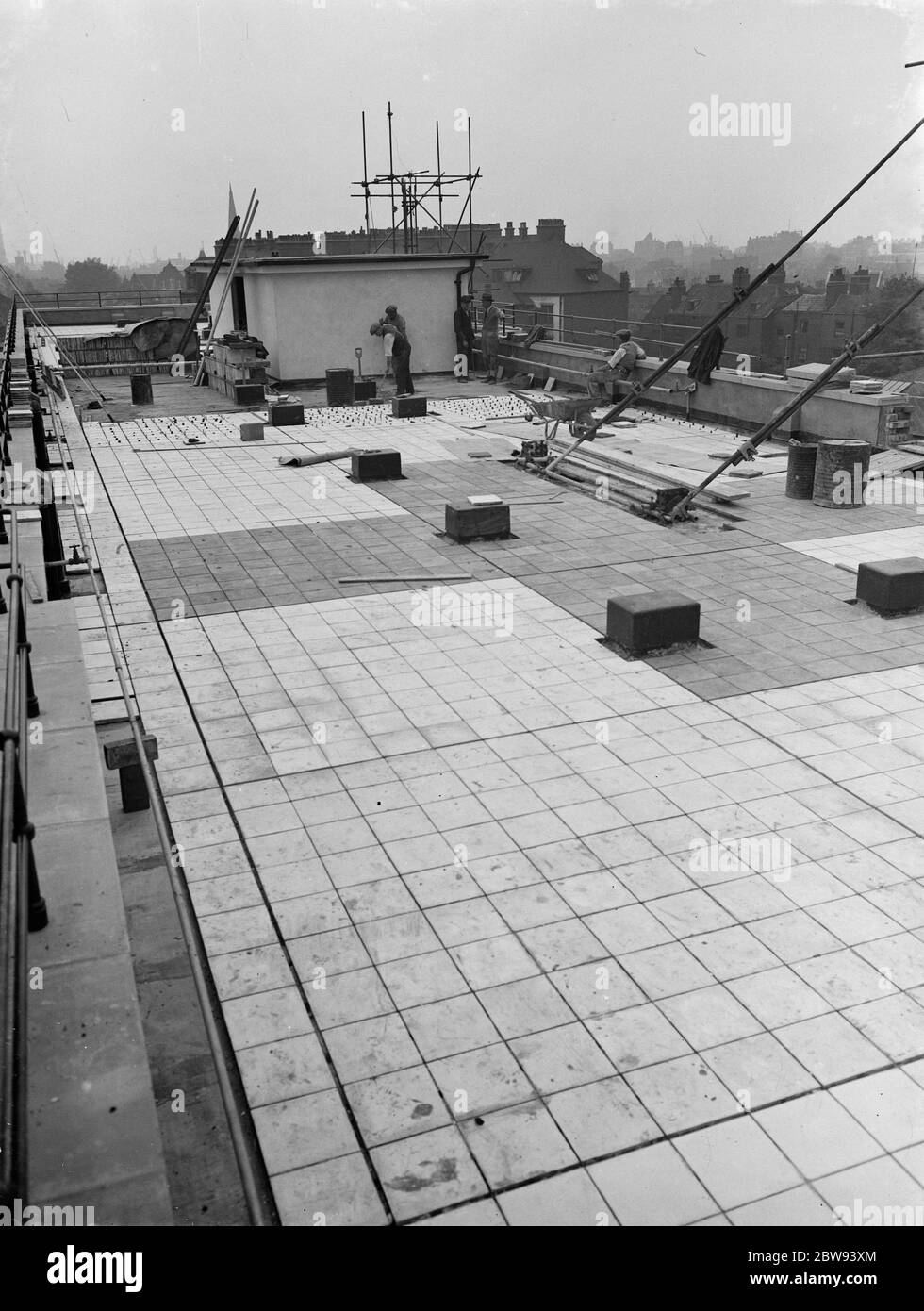 Lavoratori della Val De Travers Asphalt Limited , una società di pavimentazione , che lavorano alla pavimentazione del tetto del London Jewish Hospital di Steppey Green . 1938 Foto Stock