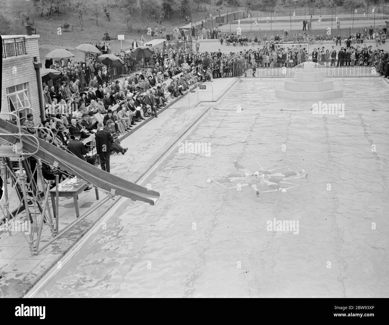 Sir e H Pelham all' apertura dei nuovi bagni di Crayford, Kent . Un gruppo di nuoto sincronizzato esegue la visualizzazione mobile . 1939. Foto Stock