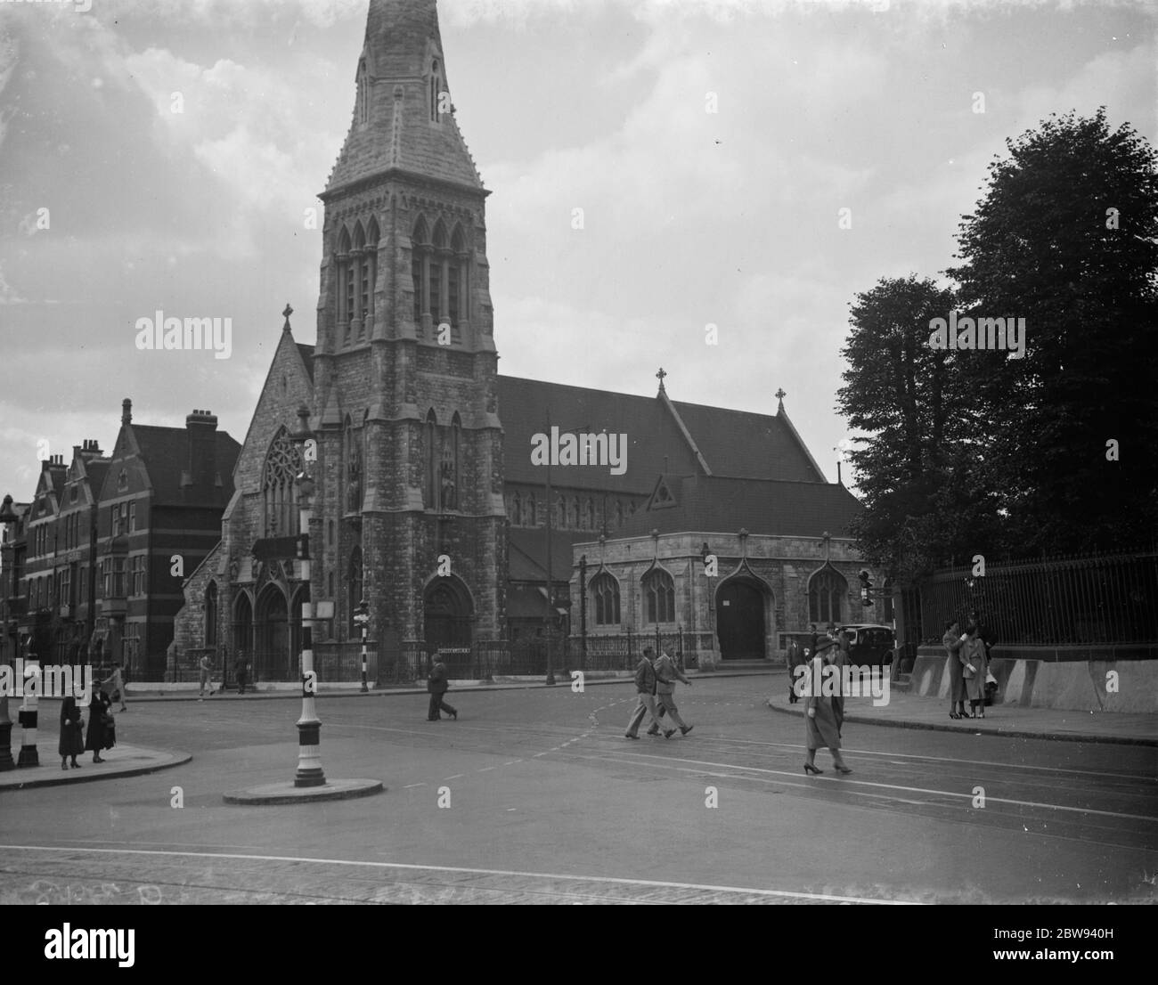 Stazione di trasformazione elettrica ospitata in un edificio di una chiesa a Streatham , Londra . 1938 Foto Stock