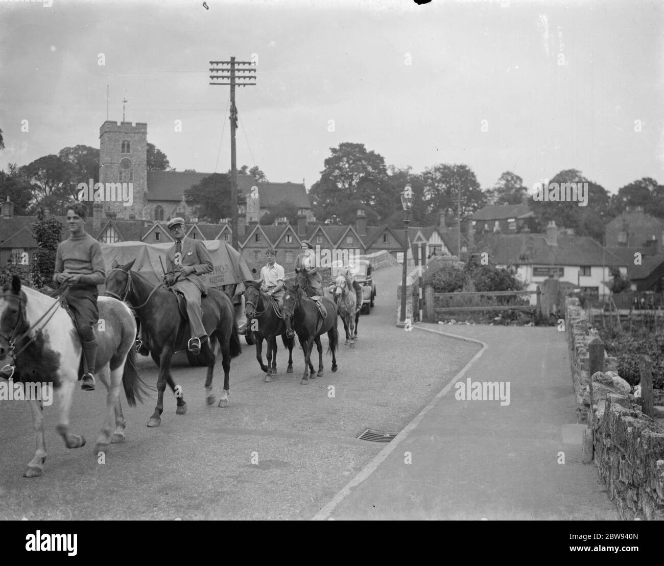 Cavalieri che cavalcano il Ponte di Aylesford , Surrey . 1938 Foto Stock