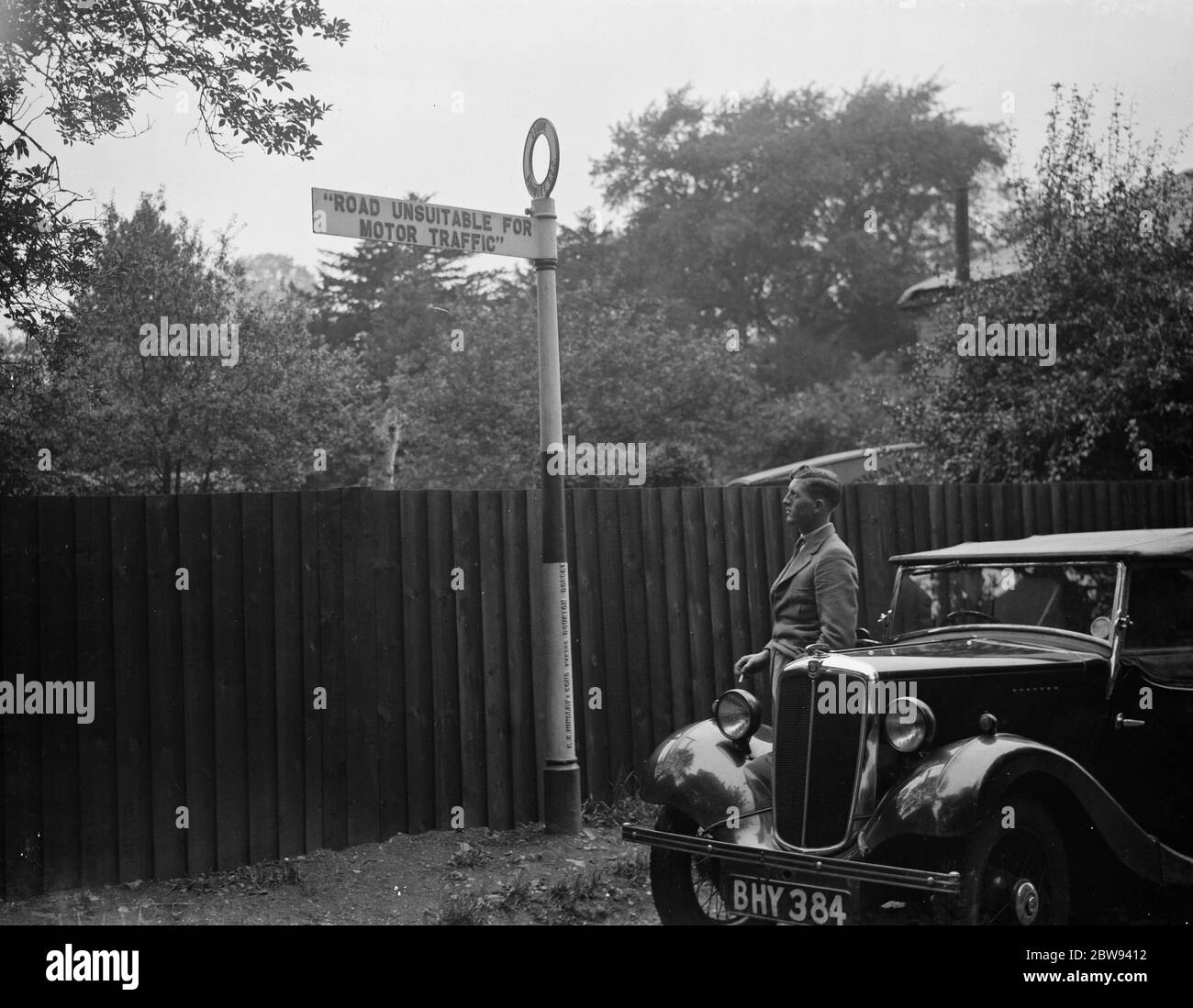 Un cartello che vieta l'uso di autoveicoli su strada . 1938 Foto Stock