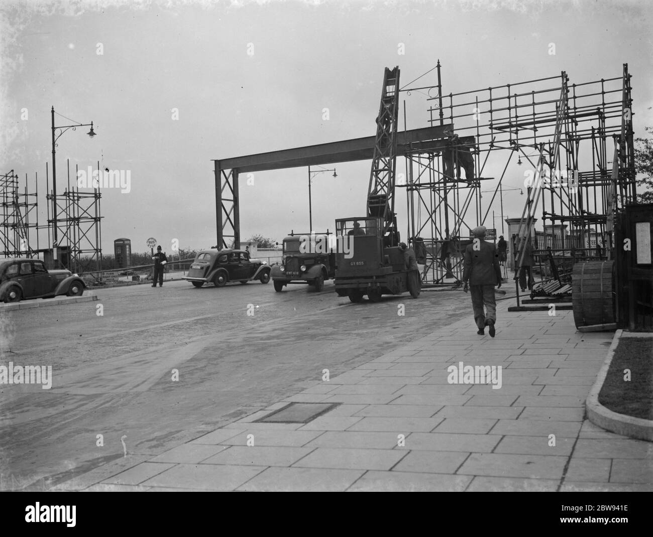 Un nuovo ponte pedonale è stato costruito sulla Great West Road a Osterley, Londra . 1938 Foto Stock