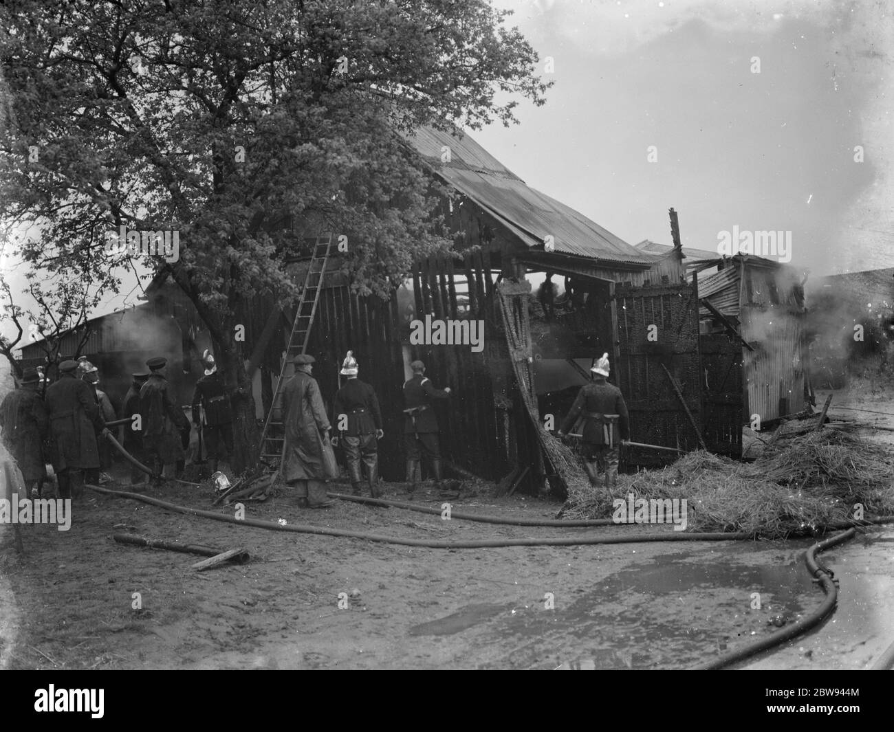 Un incendio alla Hulberry Farm di Eynsford , Kent , frequentato dal locale dipartimento dei vigili del fuoco . 3 maggio 1938 Foto Stock