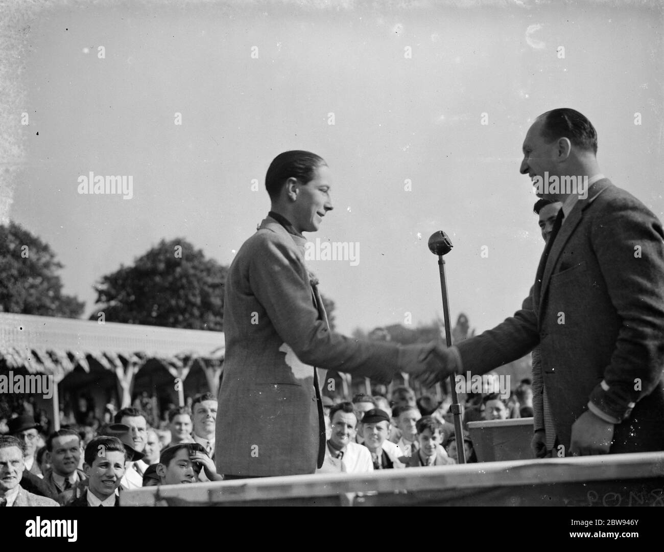 La corsa di strada del Palazzo di cristallo. J H T Smith , il pilota di auto da corsa , ricevendo congratulazioni dopo aver vinto la coppa . 1938 Foto Stock