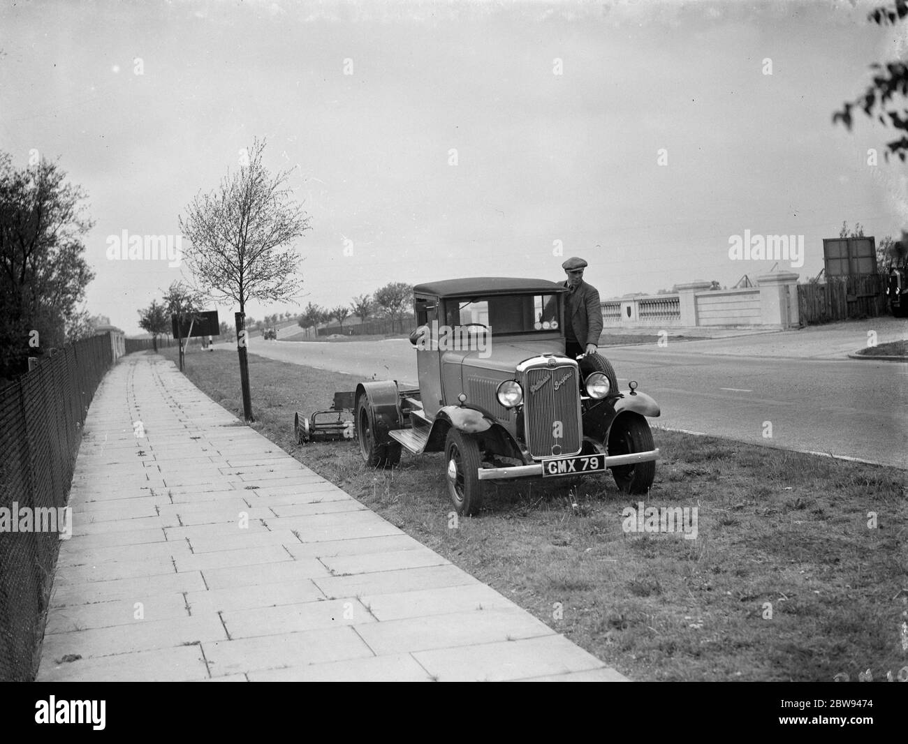 Un trattore Pattison Bedford che taglia l'erba sui bordi della Great West Road a Middlesex . 1938 Foto Stock