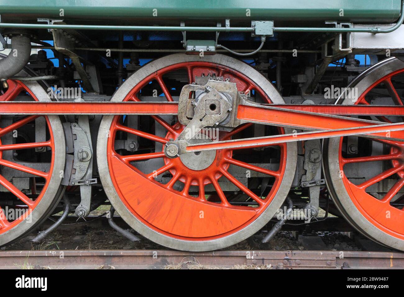 La macchina a ruote di una locomotiva. Mostra di locomotive e treni antichi. Foto Stock