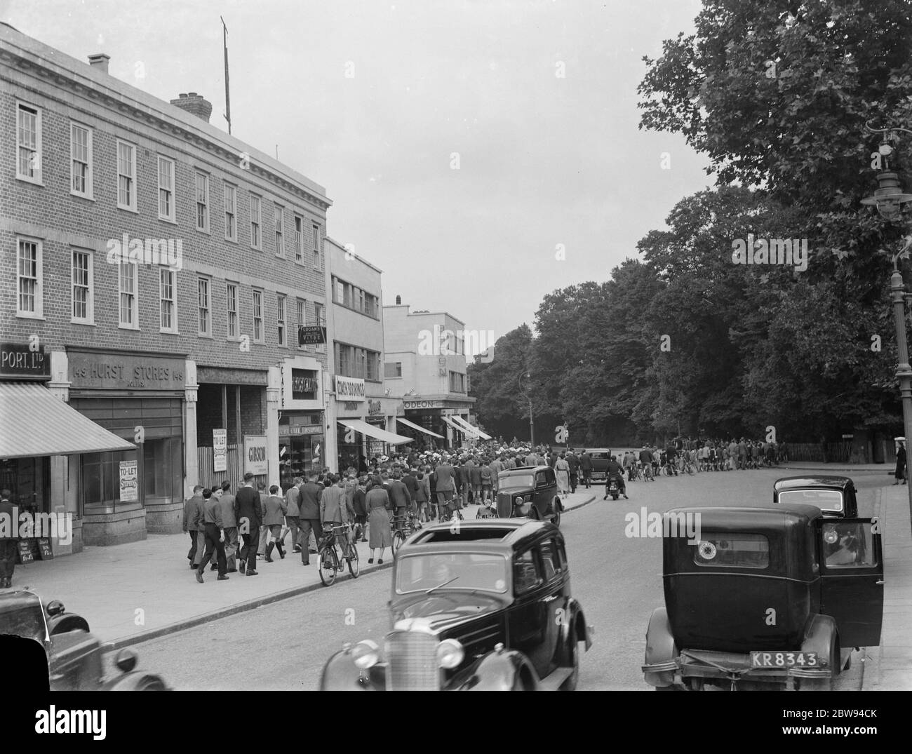 I bambini della scuola sono trattati con un film al cinema Odeon di Sidcup , Kent . Il film che sono stati mostrati era 'Life in India e Ceylon' 24 giugno 1937. Foto Stock