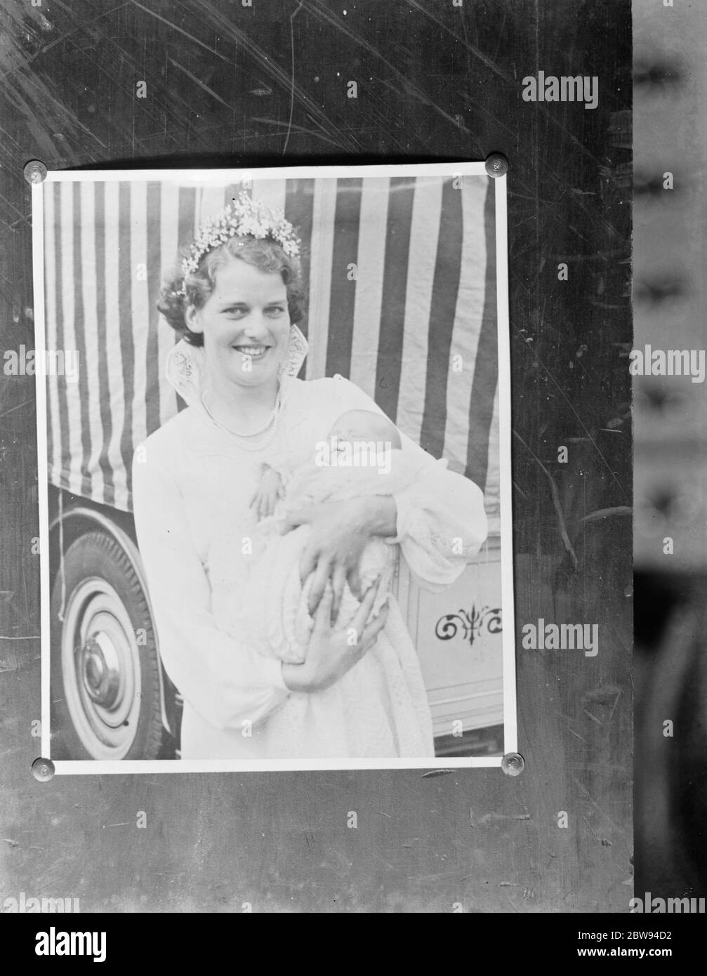 Una foto con un pin della regina del Carnevale di Dartford che tiene un bambino . 1937 . Foto Stock