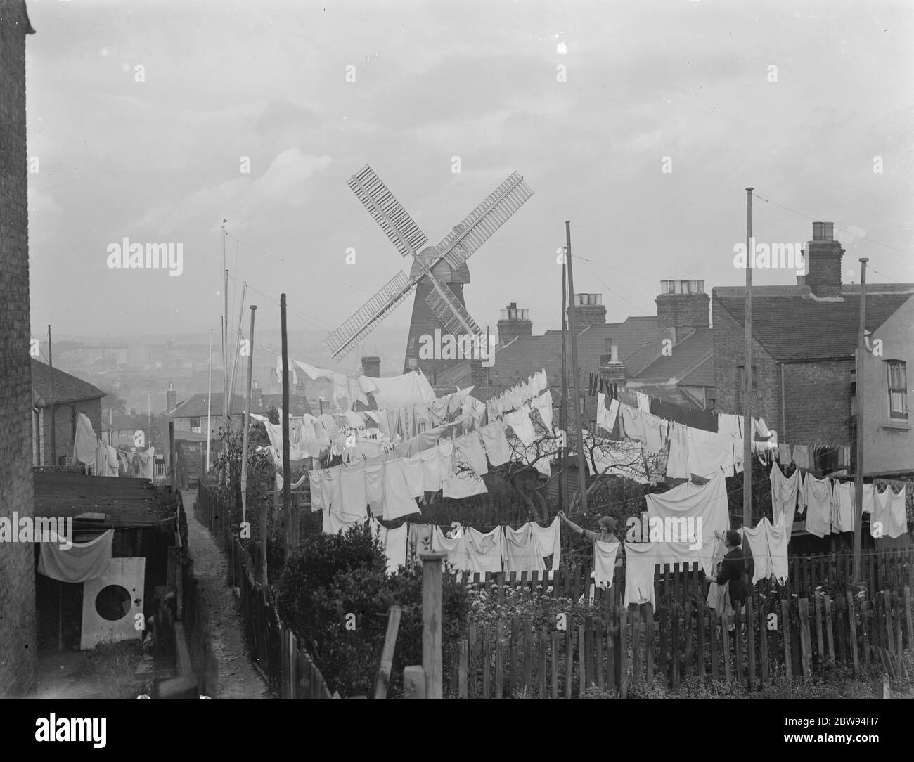 Mulino a vento di Rochester a Kent , visto da dietro le linee di lavaggio . 1936 Foto Stock
