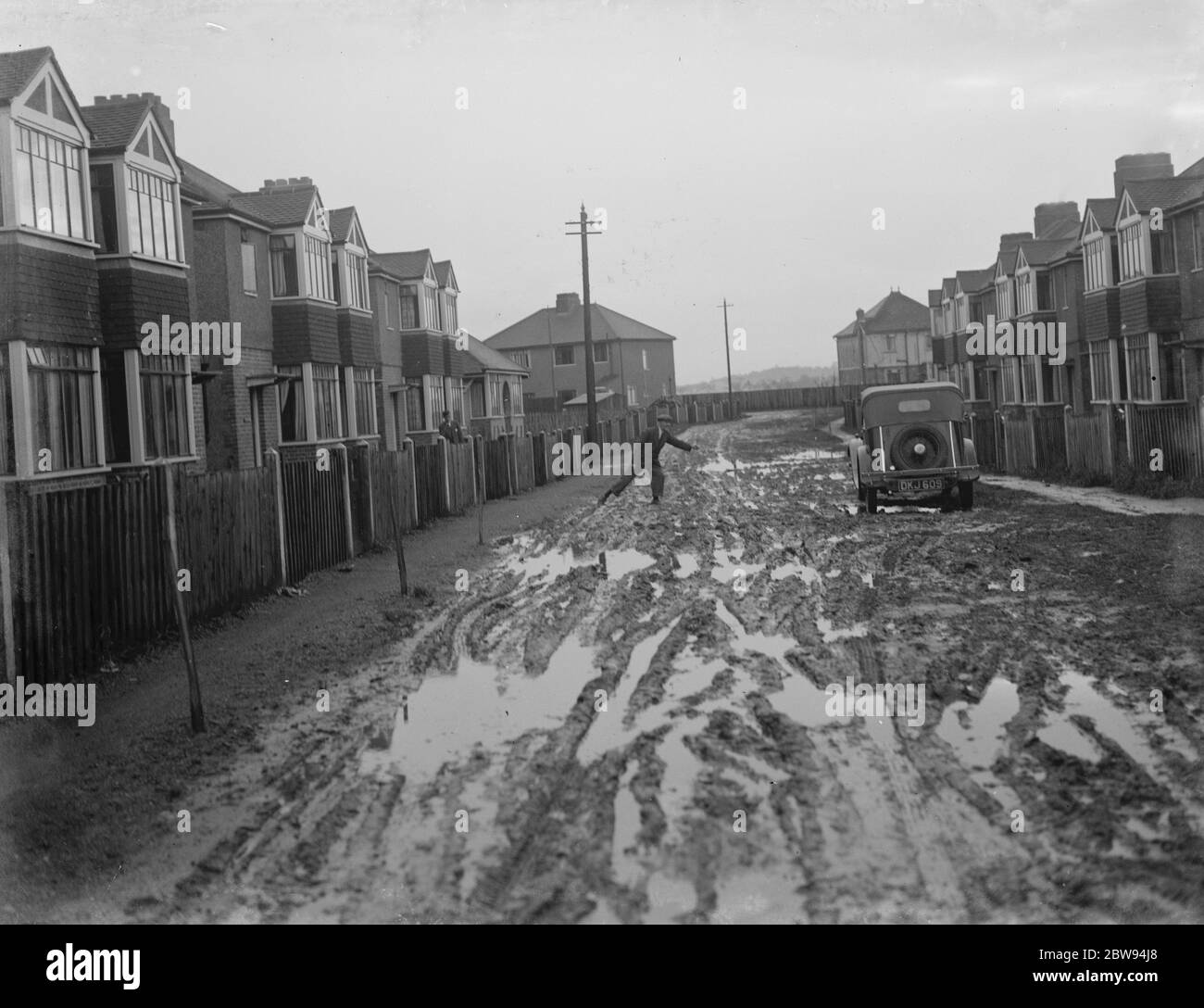 Brentlands Avenue a Dartford , Kent , dopo le inondazioni . 1936 Foto Stock