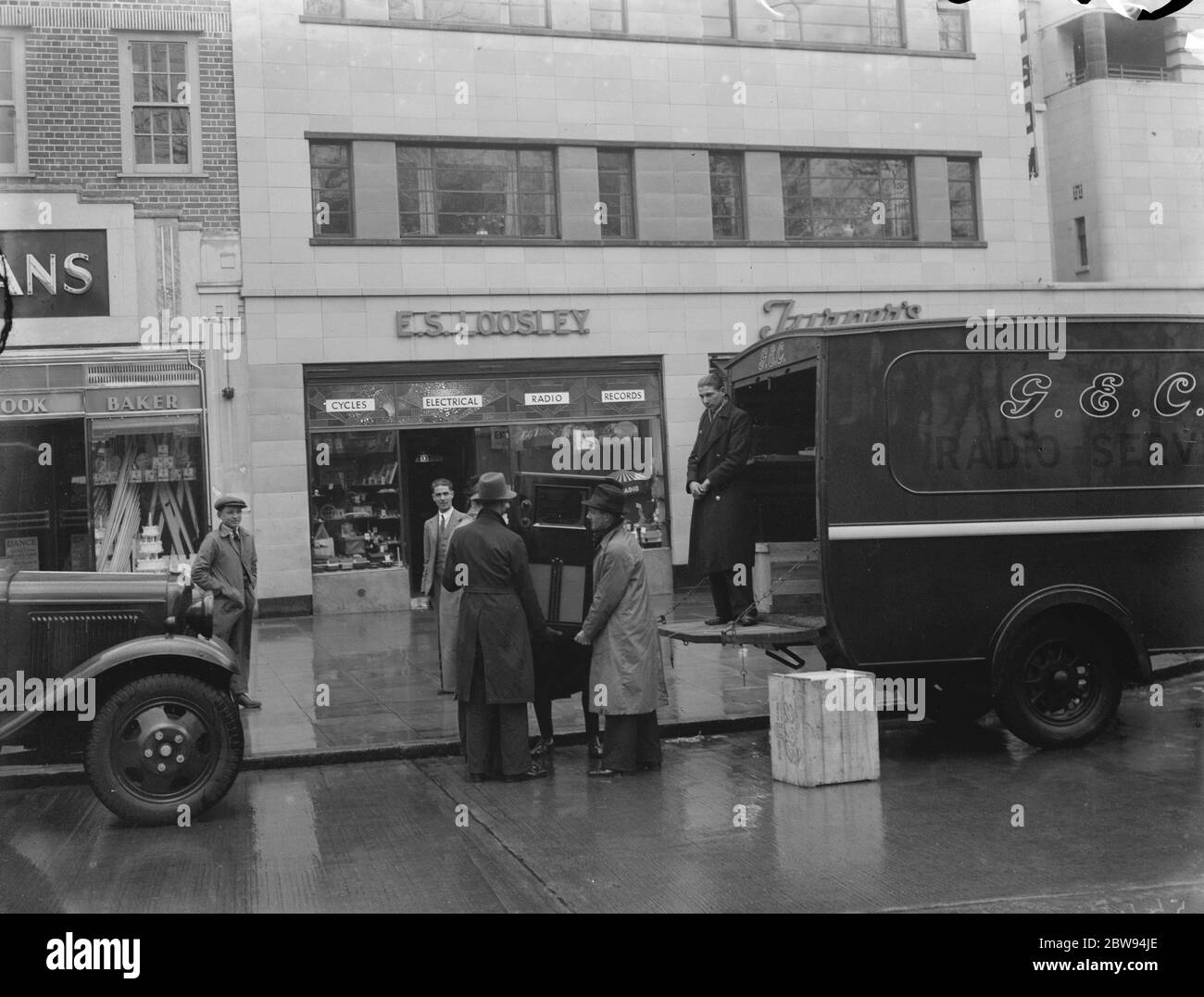 Camion che rilascia le merci al negozio senza fili di Loosley. 1936 Foto Stock