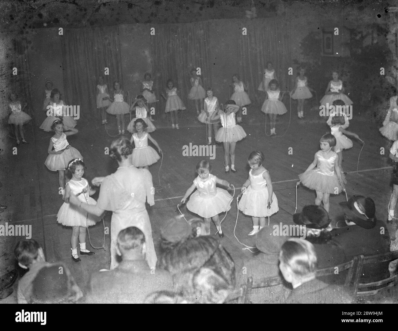 I bambini che fanno una danza a Dartford , Kent . 1936 Foto Stock