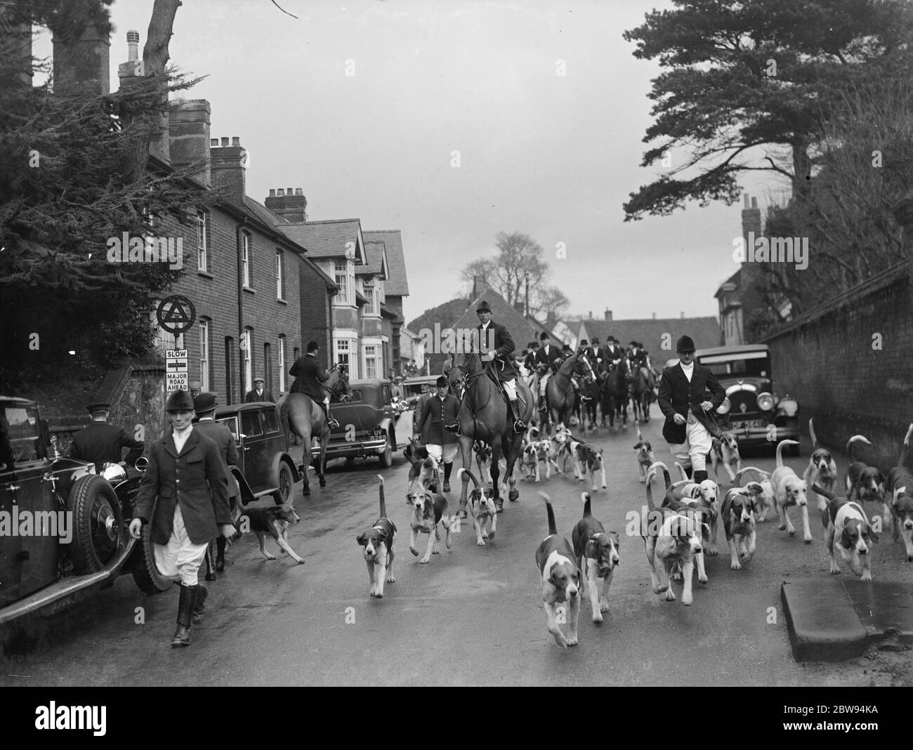Scene di caccia a Bletchingley , Surrey . I gabbietti corrono per le strade davanti ai cacciatori . 1936 Foto Stock