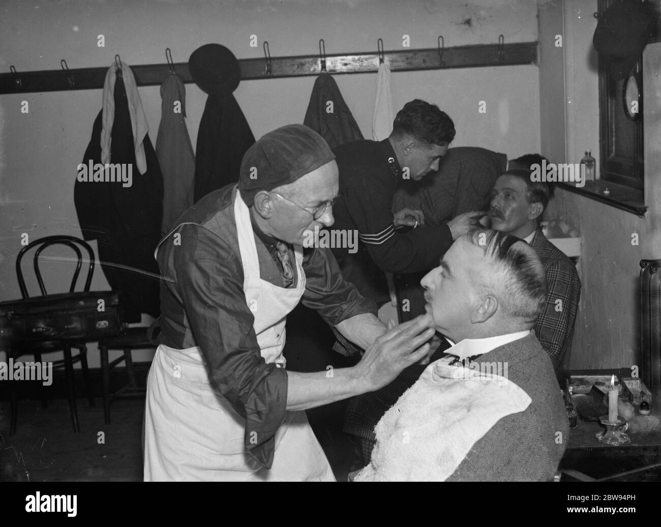 I giocatori di Sevenoaks e il gallo dilettante nella stanza del make up . 1936 Foto Stock
