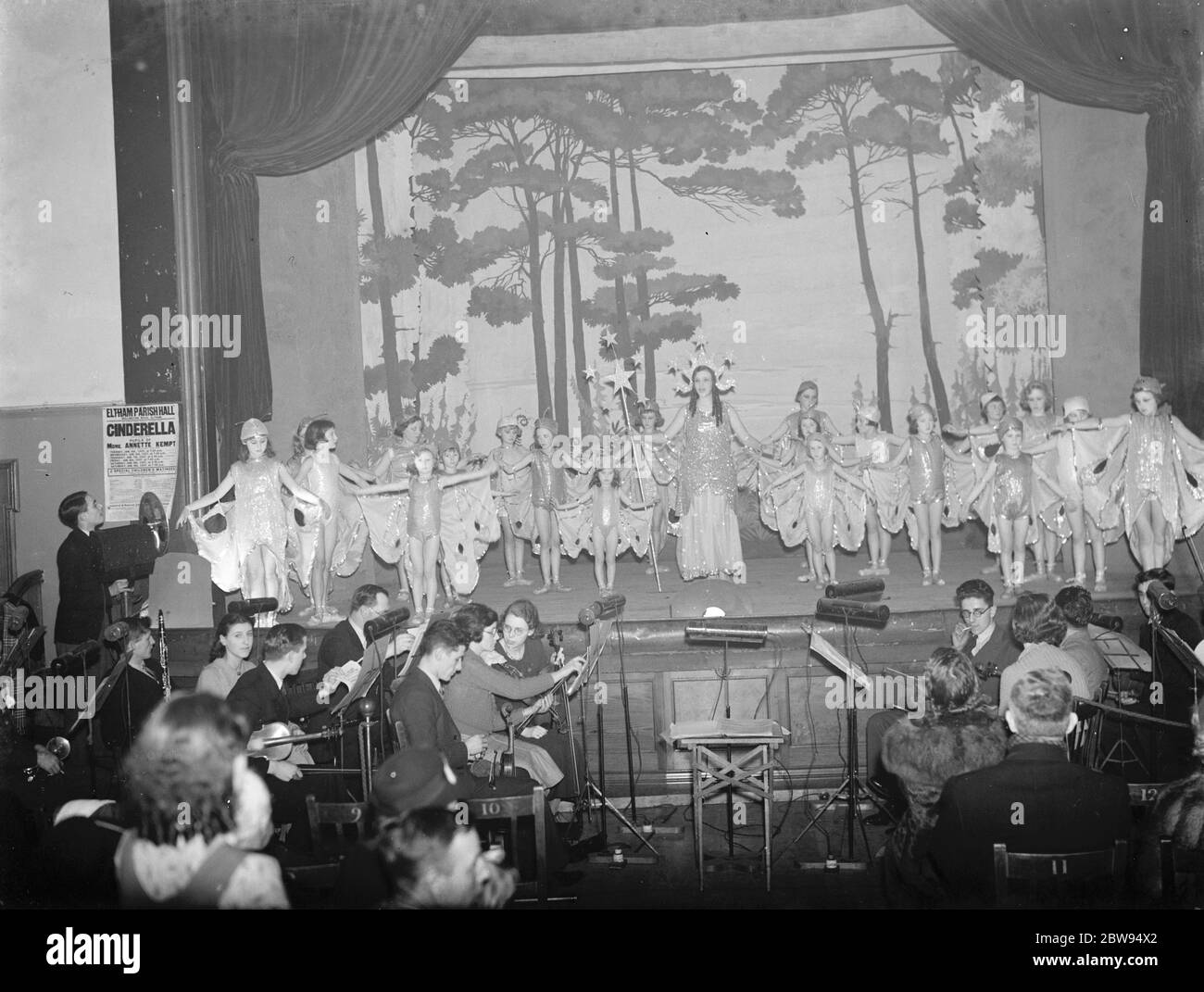 Una pantomina di Cenerentola suonata presso la Parrocchia Eltham di Kent . 1937 Foto Stock