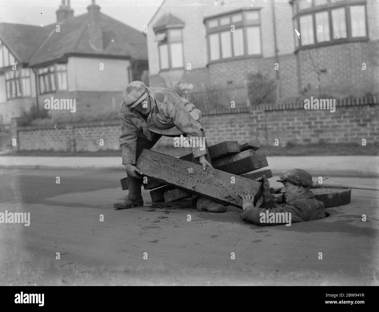 Uomini che lavorano al nuovo sistema fognario di Crayford , Kent . 1937 Foto Stock