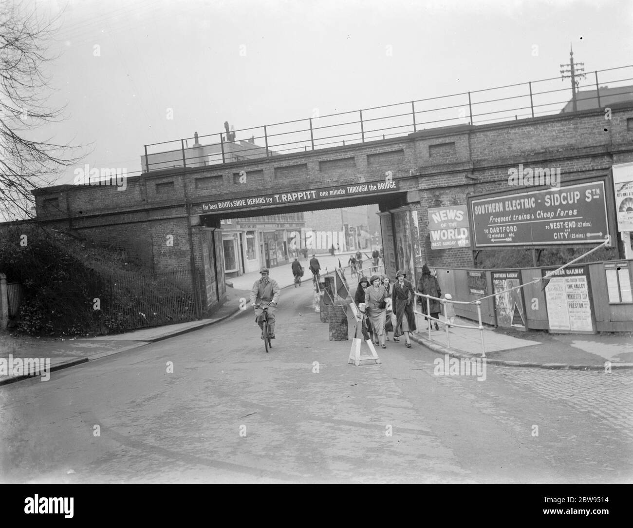 Le nuove ringhiere sul ponte della rampa di ritorno a Kent . 1937 Foto Stock