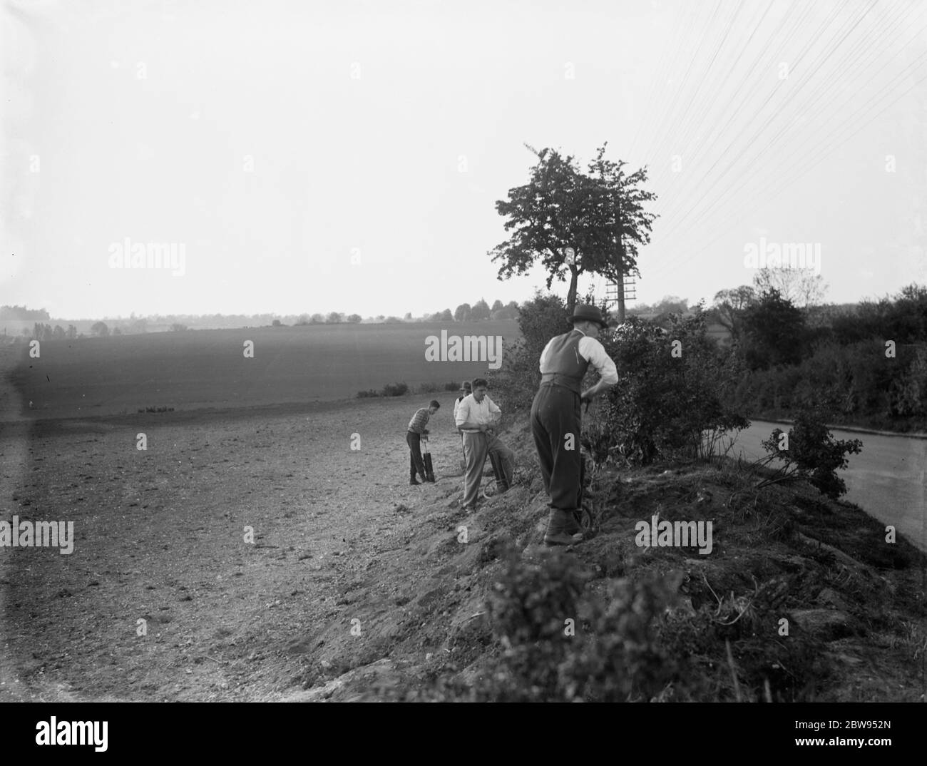 Uomini che lavorano con l'apparato per la banca di una ford . 1936 Foto Stock