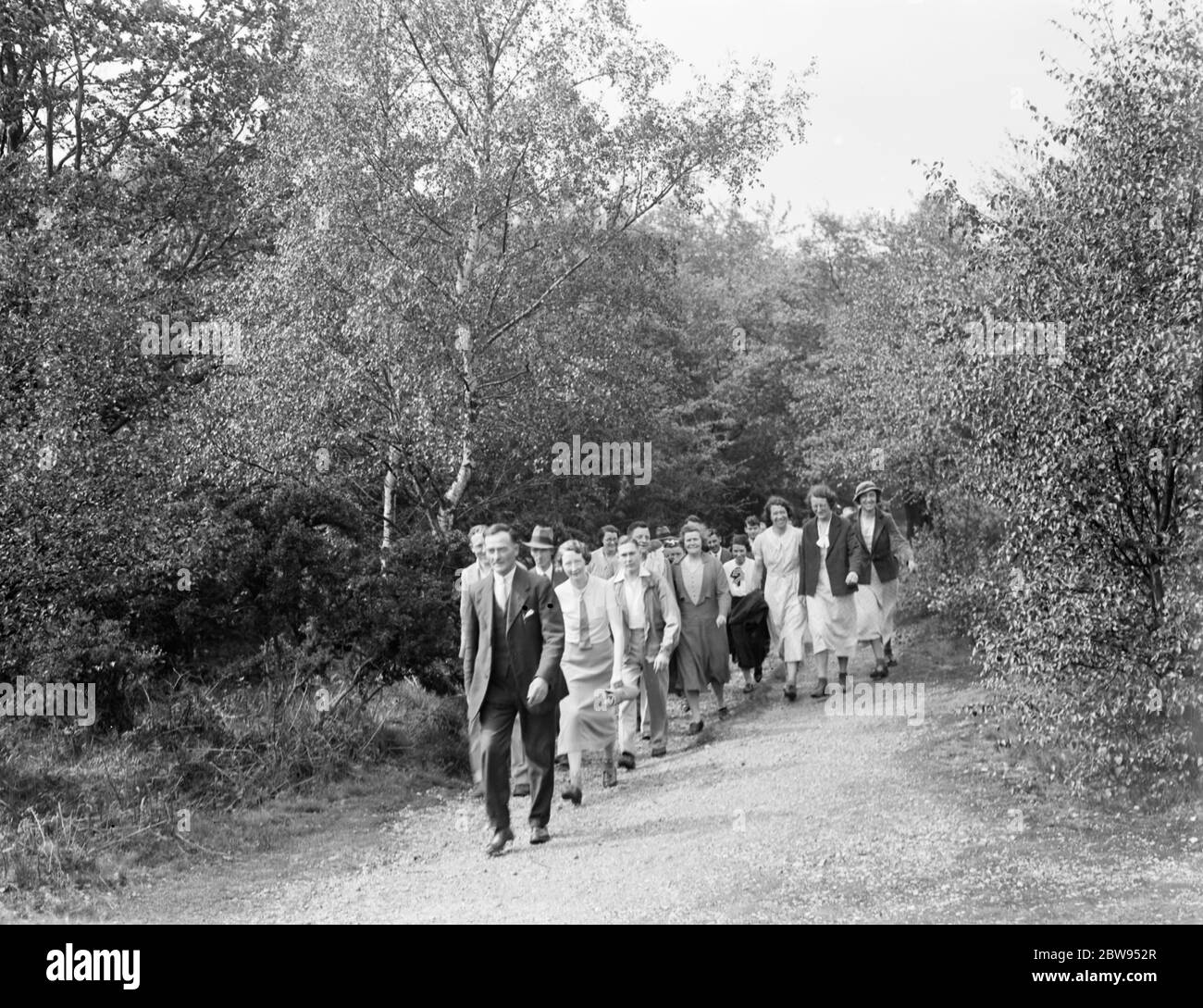 Prendendo l'oppertunity del tempo piacevole uscire nei boschi. 1936 Foto Stock