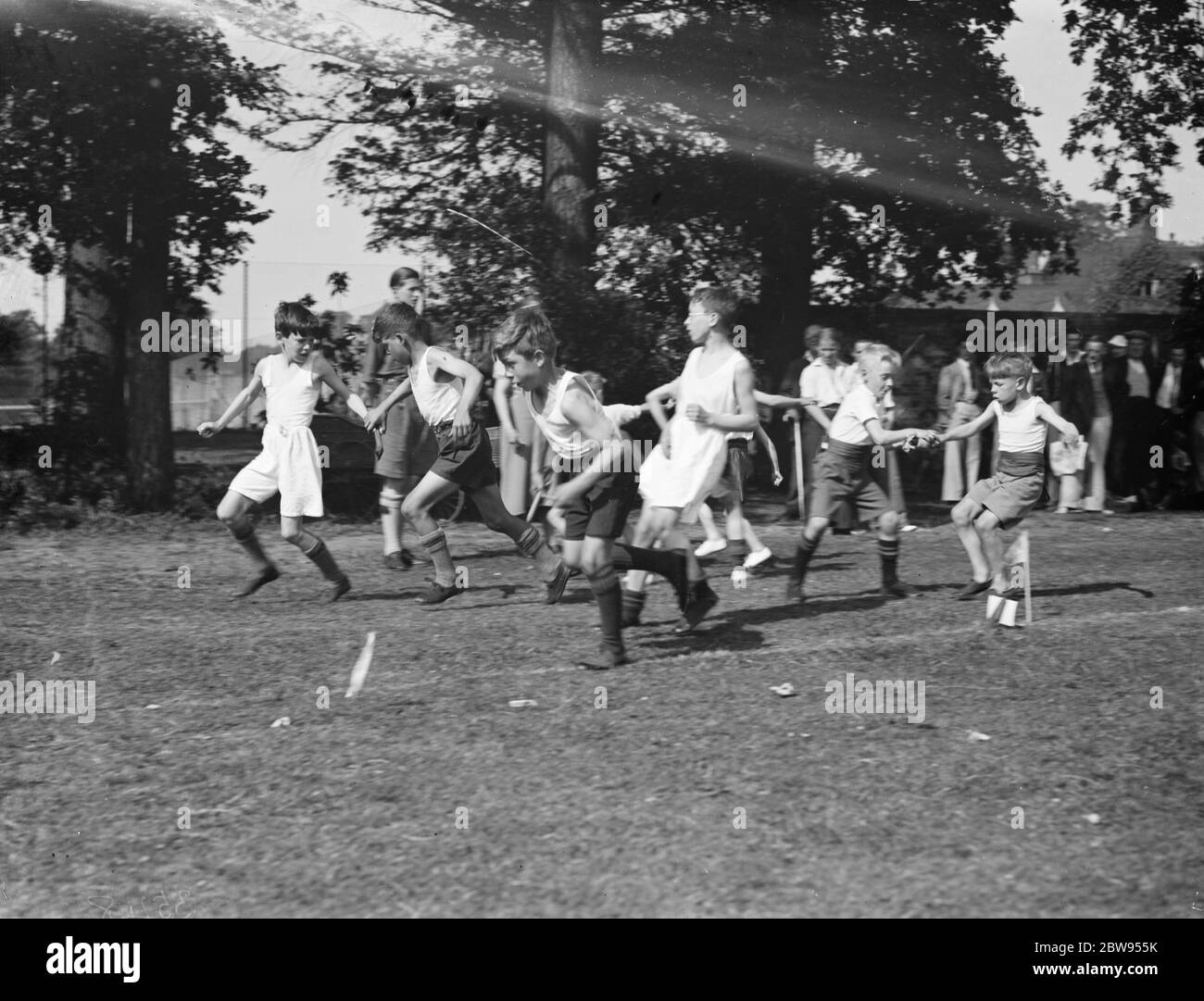 Giornata sportiva Scouts a Sidcup , Kent . Gara relè scout cub . 1936 . Foto Stock