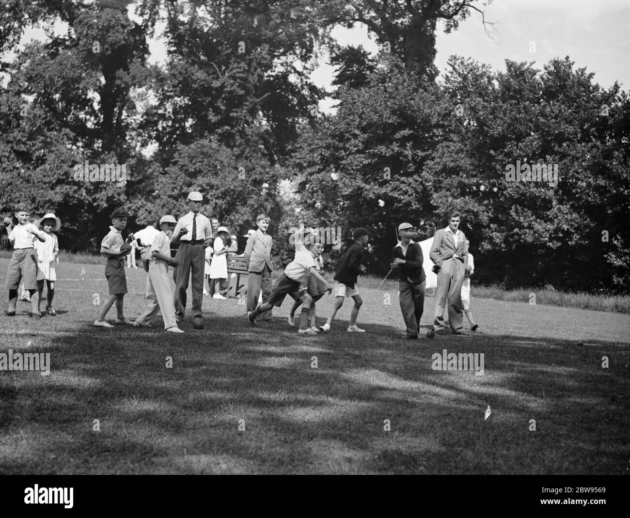 Giochi di Hold della lega dei giovani Helpers per i bambini . 1936 . Foto Stock