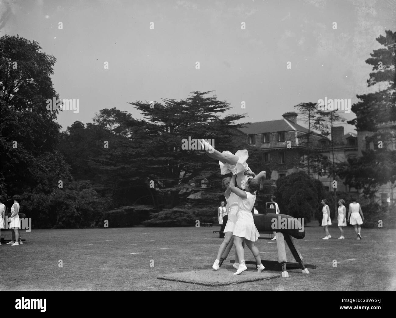 Bergman Osterberg College of Physical Education a Darford, Kent . Le ragazze fanno ginnastica sopra una volta del cavallo. 1936 Foto Stock