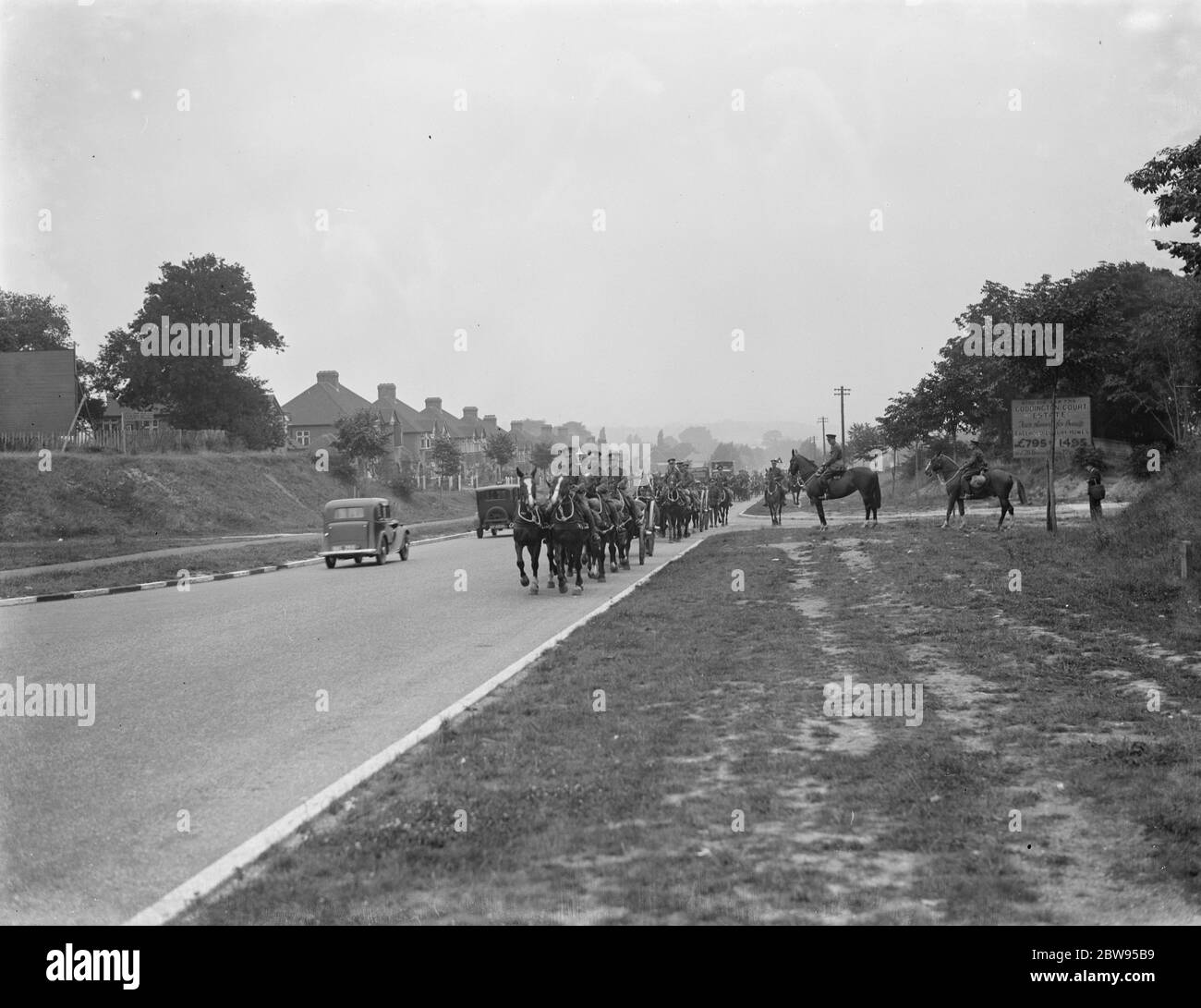 Manoeuvers dell'esercito a Orpingon , Kent . I cavalli disegnano pezzi di artiglieria . 1936 Foto Stock