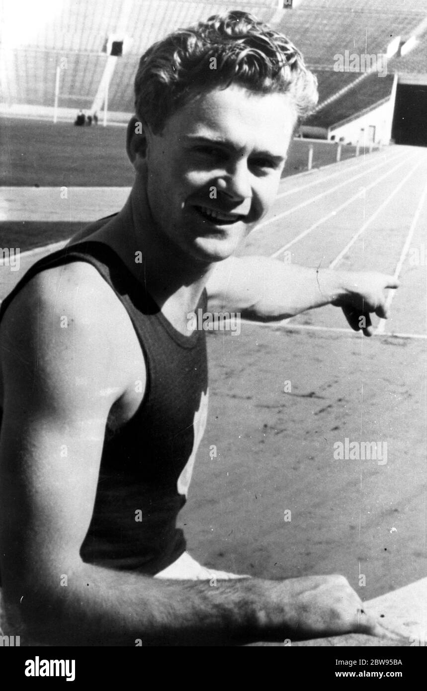 Il detentore del record mondiale di 100 yards ispeziona la nuova pista dei Giochi Olimpici . Frank Wykoff , detentore del record mondiale di 9.2-5 secondi per i 100 metri , ispezionando la nuova pista da 200 metri nello Stadio Olimpico di Los Angeles , dove si terrà il concorso in cui si disputerà . Si dice che sia la pista più veloce del mondo. 29 gennaio 1932 Foto Stock
