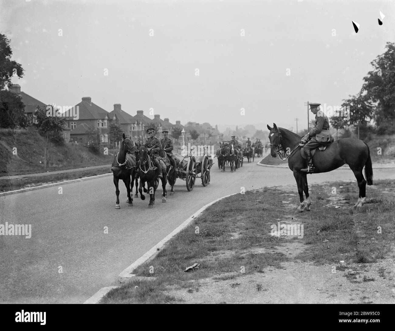 Manoeuvers dell'esercito a Orpingon , Kent . I cavalli disegnano pezzi di artiglieria . 1936 Foto Stock