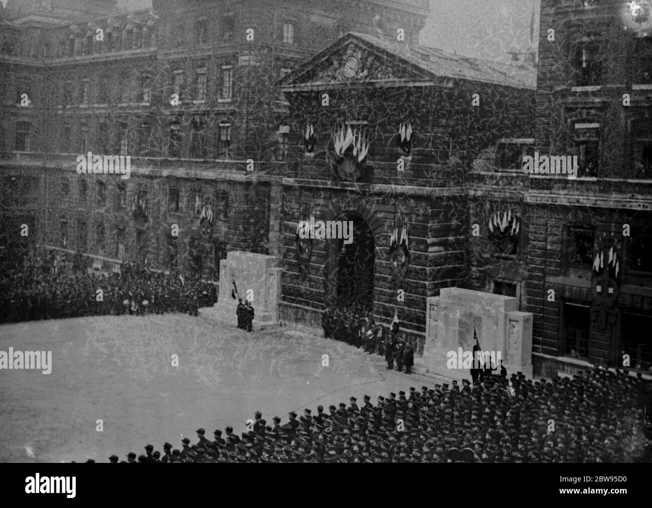 Inaugurazione del memoriale di guerra della polizia di Parigi . L'inaugurazione di un memoriale alla polizia di Parigi caduto nella Grande Guerra fu inaugurata da M Camille Chautemps nella Prefettura di Parigi della polizia . M Camille Chautemps in augurando il memoriale prima della Prefettura di Parigi della polizia . M Camille Chautemps , ministro francese degli interni , che decora la polizia alla cerimonia . 11 novembre 1932 Foto Stock