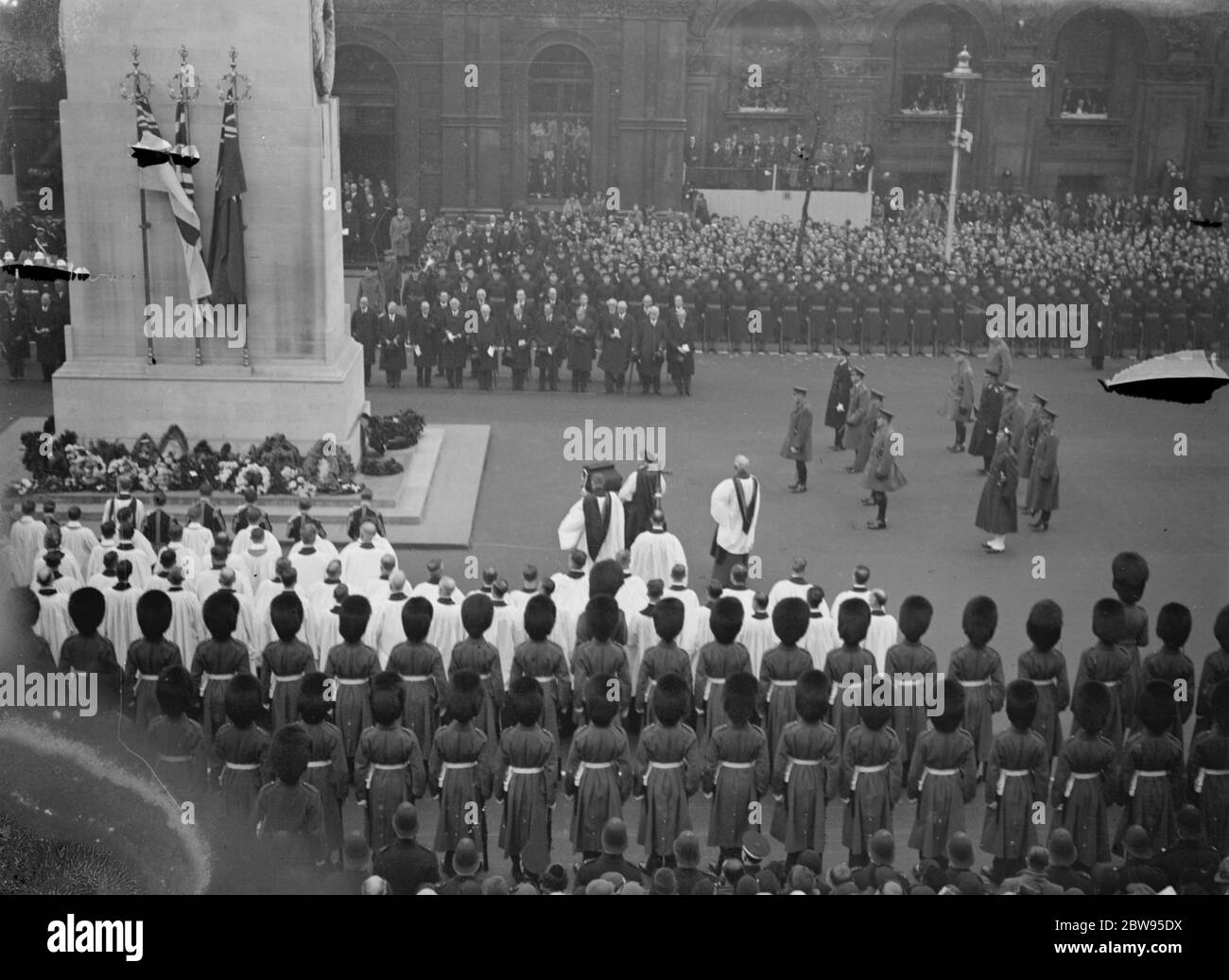 Quattordicesimo anniversario dell'armistizio celebrato a Londra . Il quattordicesimo anniversario dell'armistizio che ha portato a termine la Grande Guerra fu celebrato a Londra con un pellegrinaggio e un servizio nazionale al Cenotafe di Whitehall, cui parteciparono il Re e la Regina e altri membri della famiglia reale. Il Re e la Regina accompagnati dal Duca e dalla Duchessa di York , il Duca di Gloucester , il Principe Giorgio e il Principe e la Principessa Artù di Connaught , partendo dopo la cerimonia . 11 novembre 1932 Foto Stock