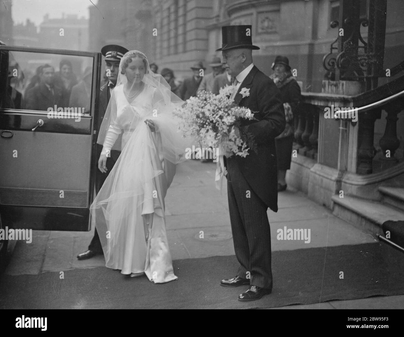 Lord Ebbisham e figlia partono per il matrimonio . 1933 Foto Stock
