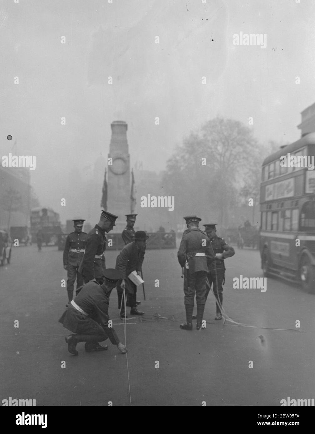 Quattordicesimo anniversario dell'armistizio celebrato a Londra . Il quattordicesimo anniversario dell'armistizio che ha portato a termine la Grande Guerra fu celebrato con un grande servizio di memoria nazionale , al Cenotafe di Whitehall , londra , cui parteciparono il Re e la Regina e altri membri della Famiglia reale . La scena al Cenotafh durante il servizio di rimebranza condotto dal Vescovo di Londra , sullo sfondo sono membri del Gabinetto e leader politici . 11 novembre 1932 Foto Stock